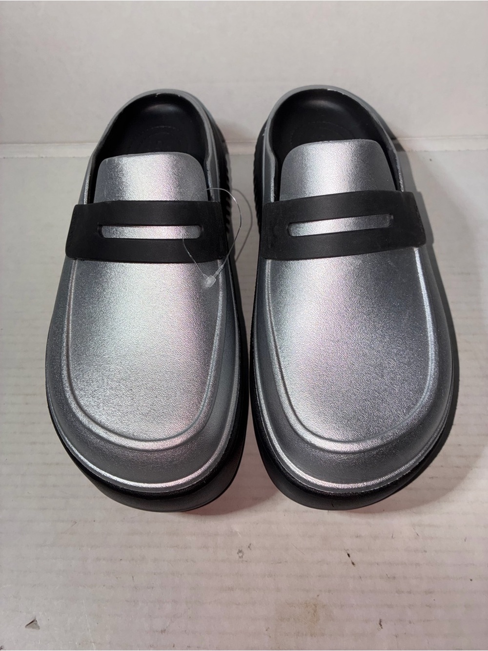 NWOT CROCS Metallic Silver Platform Clogs with Black Sole Wom Sz 10 Men Sz 8 - Picture 5 of 9